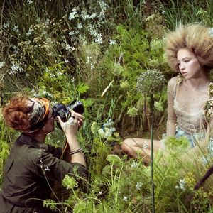 In Szene gesetzt: Lila Moss in einer Blumenwiese – die allerdings im Studio blüht. (Bild: Pirelli/Alessandro Scotti)