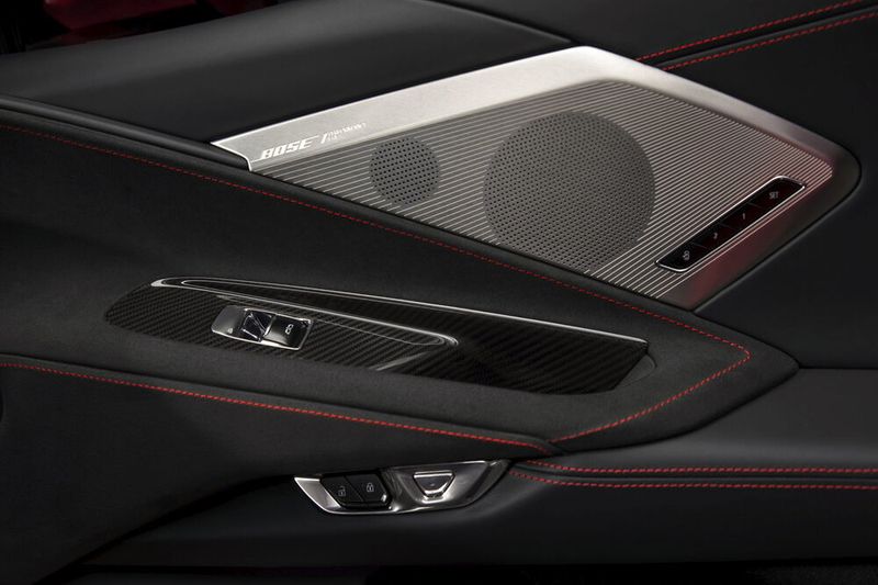 Im Innenraum werden die Fahrer und Beifahrer von Bose-Lautsprechern beschallt. (Corvette)