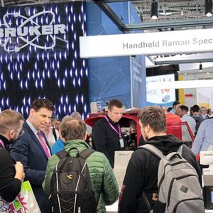 Auch große Messestände wie der von Bruker waren schnell voll mit Interessierten, die sich über die neusten Geräte informierten.(Bild:  VCG – C. Lüttmann)