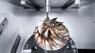 Das vertikale High-Speed Bearbeitungszentrum DMP 70 von DMG Mori ist eine kompakte Produktionsmaschine für Anwendungen in der Medizintechnik, im Bereich Job Shop, Aerospace und anderen anspruchsvollen Branchen. Hier im Bild wird ein Impeller für den Luftfahrtsektor bearbeitet. (Bild: DMG Mori)