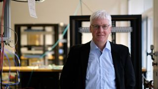 Das KIT ehrt Christian Koos für optische Mikrochips, die Datenübertragung schneller und deutlich energieeffizienter machen. Preis würdigt angewandte Spitzenforschung. (Bild: KIT)