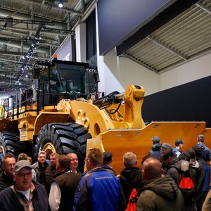 Ein alter Bekannter: Der Caterpillar Radlader 992 war schon während der vergangenen Bauma ein Besuchermagnet. Das Unternehmen brachte das 105 Tonnen schwere Gerät deshalb auch in diesem Jahr wieder mit nach München.(Bild:  Sandro Kipar/VCG)