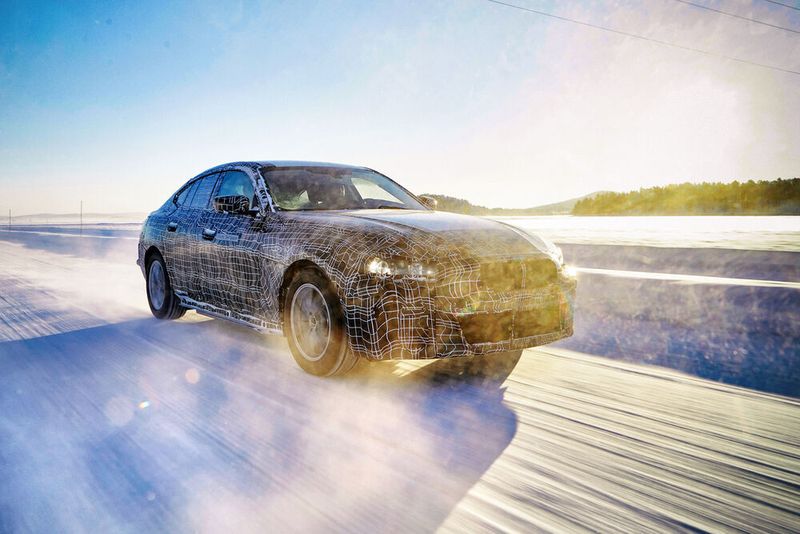 Eine ähnliche Reichweite kündigen die Bayern für das Mittelklassemodell i4 an. (BMW)