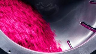 Beschichtung von Kleinteilen im Trommel-Beschichtungsverfahren, Beispiel mit pinkfarbenem Gleitlack. (APO GmbH Massenkleinteilbeschichtung)