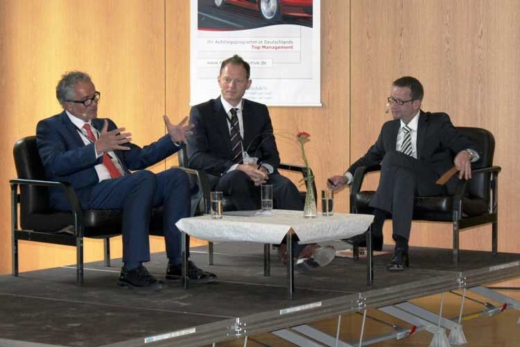Burkhard Weller und Christian Polzer in der Diskussion mit Prof. Stefan Reindl zum Themenkomplex „Erlössteigerung und Kundenbindung“. (Foto: IFA)