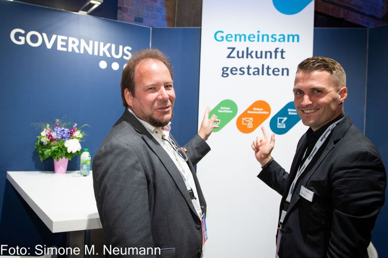 Auch mit dabei: Ricardo Herzig, Projektmanager bei Governikus (l.) (Simone M. Neumann)