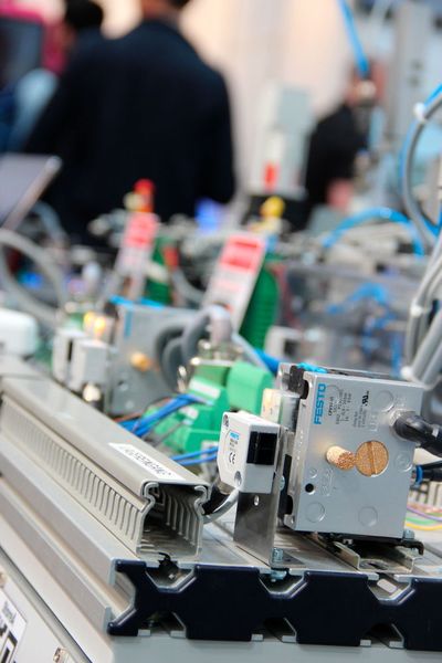 Auf der Cebit bestand die Modellfabrik aus vier Stationen. (Bild: Robert Horn)