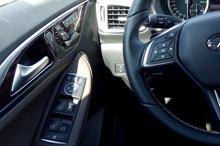 Das Cockpit des QX30 sieht der A-Klasse und dem GLA ziemlich ähnlich: Knöpfe, Schalter, Hebel sind genau da, wo sie auch im Mercedes platziert sind. (Sven Prawitz)
