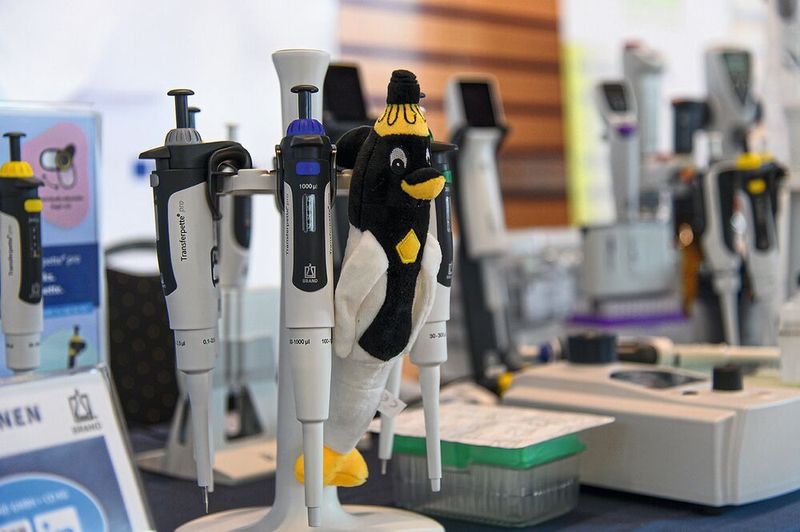 An den Ständen ist dann auch Zeit, sich die Produkte genau anzusehen oder auch zu testen. Besonders Pipetten dürfen gerne in die eigene Hand genommen werden.   Mehr Infos zu den kommenden LAB-SUPPLY-Messen finden Sie auf www.lab-supply.info (Bild: Stefan Stark)