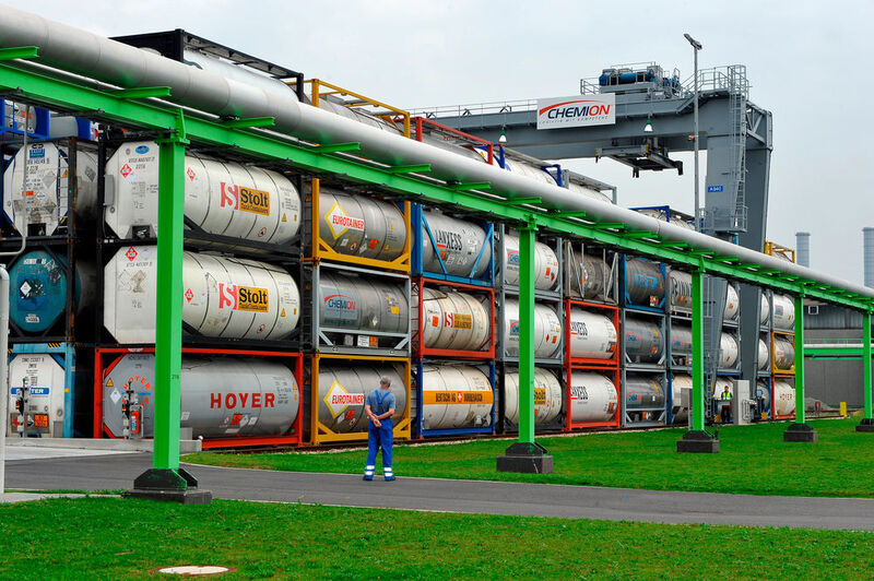 Mit dem neuen Containerlager im Chempark Dormagen kann Currenta die Entsorgung von Sonderabfällen logistisch von der Produktion entkoppeln. Bis zu 4.000 Kubikmeter flüssiger Sonderabfälle können hier zwischengelagert werden. (Currenta)