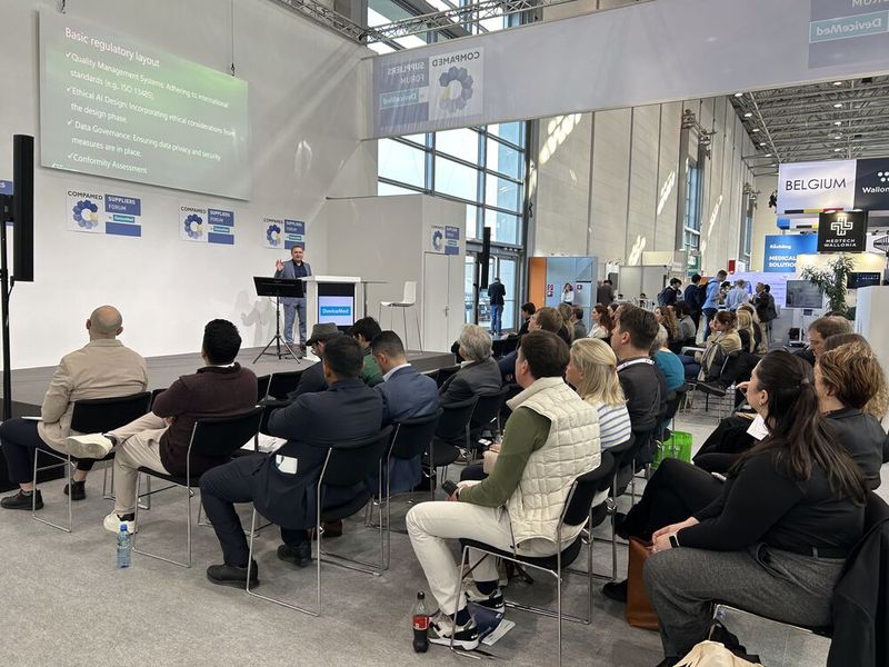 Auch am zweiten Messetag konnte das Compamed Suppliers Forum by Devicemed volle Ränge verzeichen – wie hier beim Vortrag von Stefan Bolleininger (Bild: Engelke – VCG)