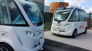 Automatisiert fahrende Shuttles sind bisher eher langsam unterwegs. Neue Methoden zur Absicherung der autonomen Systeme sollen das verbessern. Im Bild: Shuttles des Herstellers Navya. (Navya)