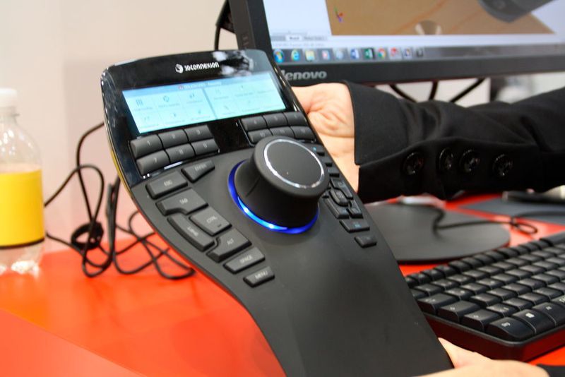3D Connexion zeigte in Hannover die neue Space Mouse Enterprise, die mehr Performance, Nutzerfreundlichkeit und Ergonomie für professionelle Entwickler bieten soll. (Bild: M. Zwettler/konstruktionspraxis)