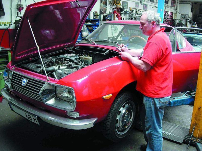 Lancia Fulvia Sport 1.3, Baujahr 1968: Alle Bauteile sind original – ein echter Zagato (italienischer Designer, Entwickler und Karosseriebauer). Kleines Bild: Instrumente und Lenkrad eines Lancia Fulvia Sport 1.3 im unrestaurierten Originalzustand. (Archiv: Vogel Business Media)