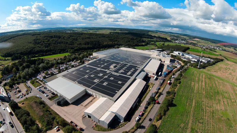 Die Photovoltaikanlage auf dem Werksdach produziert mit einer Leistung von 4,5 Megawatt-Peak (MWp) jährlich rund 3,95 Gigawattstunden (GWh) Strom.  (Bild: Webasto)