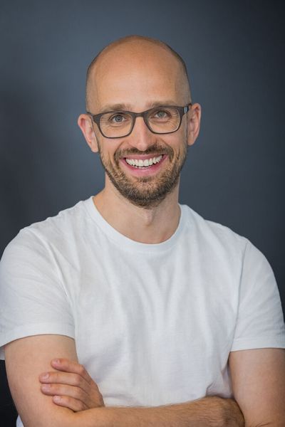 Jörn Petereit ist Managing Partner bei IT Capital Partners und begleitet IT Service Anbieter sowie Cloud Provider in Strategie, Skalierung und Wertsteigerung. Zuvor war er Managing Director und COO bei Cloudflight und hat den Ausbau zum europäischen Digital Transformation Anbieter mit verantwortet. Davor hatte er Führungsrollen bei der Deutschen Bahn als Global VP (IoT) sowie bei Qbeyond als Head of Cloud Services. Sein Fokus liegt auf Cloud, IT Services, Operating Models, Go-to-Market und Digitalisierung im Enterprise Umfeld. (Bild: © Christian Lendl (www.dchr.is))