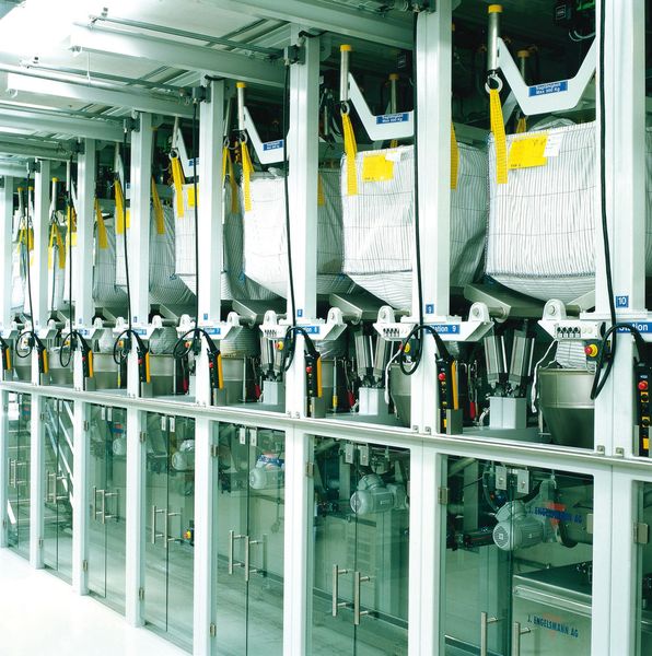 Ohne Big Bags läuft nichts in der Schüttgutindustrie: Um das Produkt jedoch daraus effizient zu entleeren, ist einiges an Know-how nötig. (Bild: Engelsmann)