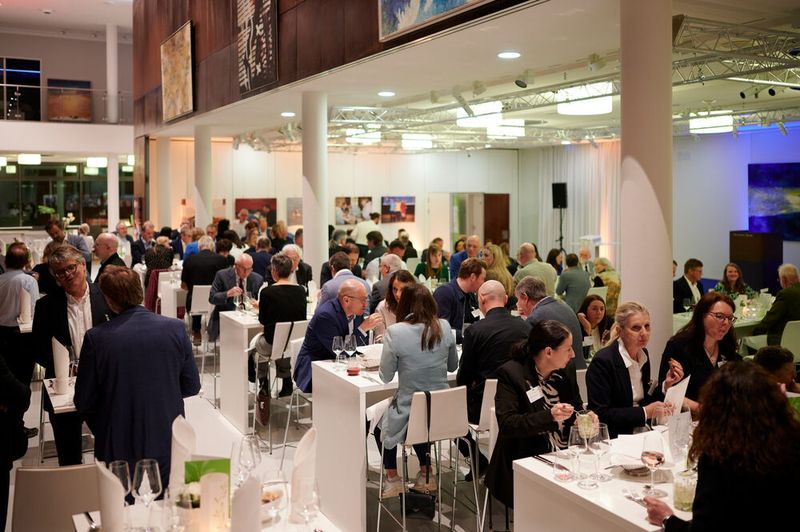 Impressionen vom ELEKTRONIKPRAXIS Frühlingsfest 2023 im Ketterer Kunst mit der Verabschiedung von Johann Wiesböck.  (Bild: © EYE AM CHRIS)