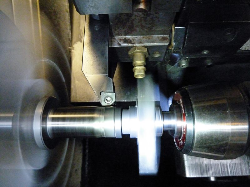 Bei Technoplast bearbeitet eine CVD-Diamantschneide jetzt in einer Drehmaschine Mazak Quick Turn 8 den hoch mit Carbonfasern gefüllten Kunststoff PEEK noch produktiver. (Bild: Horn)