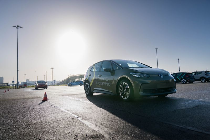 In the “AutoLog” project, cars drive autonomously on logistics sites.(Source:  Volkswagen)