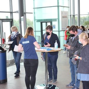 3G-Check am Eingang: Nur wer geimpft, genesen oder getestet ist, bekommt ein blaues Bändchen ums Handgelenk und darf aufs Messegelände. Weitere Infos zu den kommenden LAB-SUPPLY-Messen finden Sie auf www.lab-supply.info. (LABORPRAXIS, C. Lüttmann)