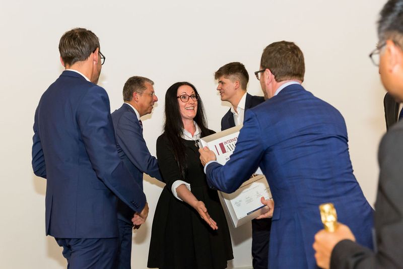 Vor gut zwei Jahren hatte Marketingexpertin Sarah Kaufmann begonnen, den digitalen Auftritt des Kölner Ford- und Kia-Autohauses Strunk auf neue Beine zu stellen. In Frankfurt durfte sie sich ... (Stefan Bausewein)