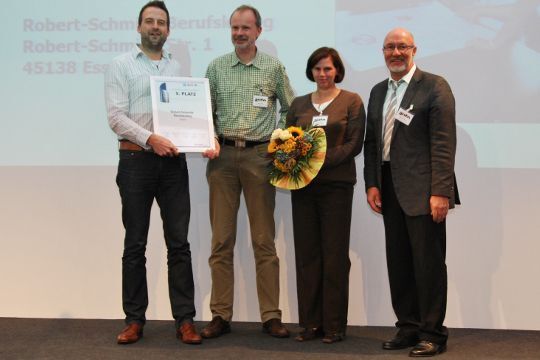 Zunächst bat Werner Degen die Vertreter des Essener Berufskollegs auf die Bühne, die knapp am Siegertreppchen vorbeigeschrammt waren. (Büttner)