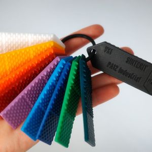 Weiße Sinterit-Teile, die mit dem neuen Bianco1-Drucker hergestellt wurden, kann die DM60 von Dyemansion, nachdem sie die VX1 veredelt hat, weit mehr Farben verleihen als sie hier zur Auswahl stehen. Sinterit-Kunden könnten so erstmals auch farbige Teile odern. (Bild: Dyemansion)