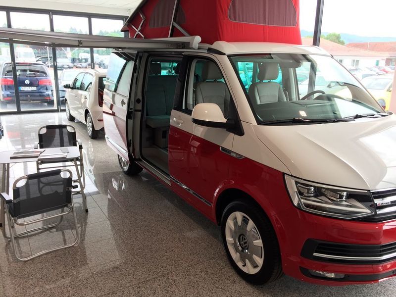 Da darf natürlich auch ein VW Bulli im Retro-Design nicht fehlen. (Faust / »kfz-betrieb«)