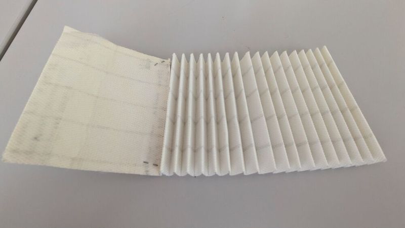 Auf den ersten Blick nur „ein bisschen“ gefaltetes Papier. Doch in Wirklichkeit steckt in diesem bzw. dem fertigen Filter jede Menge Know-how.  (Bild: Dominsky – VCG)