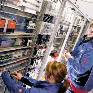 Ohne langwierige Umverdrahtung konnte Alfha seine Schaltschränke fit für die Besonderheiten einer skandinavischen Steuerung machen.