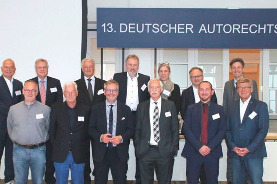 Das Team des Deutschen Autorechtstags (von links oben) mit den Referenten Markus Gülpen,  Thomas Almeroth, Vors. Richter am BGH a.D. Wolfgang Ball, Ulrich Kahlenborn, Ulrike Dronkovic, Usama Sabbagh, Michael Jaensch, Götz Knoop, Kurt Reinking, Ansgar Staudinger, Vors. Ri. am OLG Düsseldorf a.D., Christoph Eggert,  Matthias Giebler und Ansgar Klein.(Bild:  Deutscher Autorechtstag)