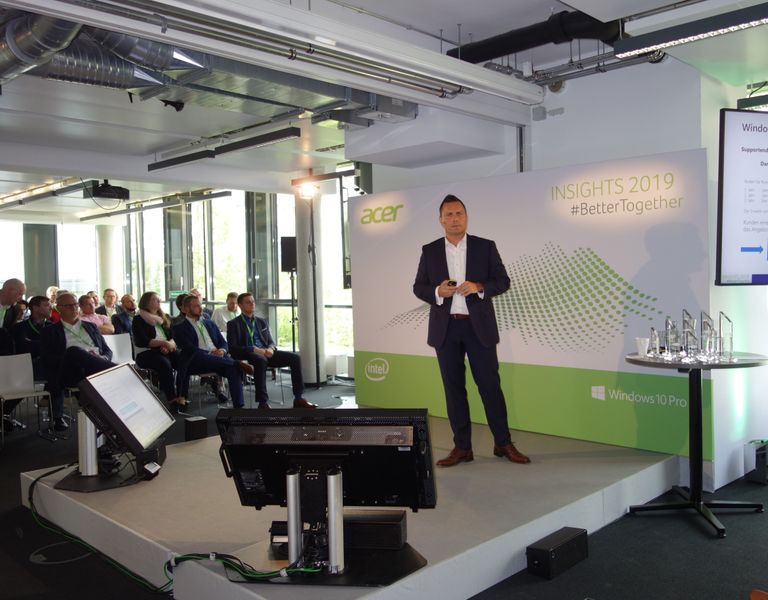 Matthias Scharer, Microsoft, zeigt, dass sie mehr als nur Windows-Funktionen anzubieten haben. (Bild: IT-BUSINESS)