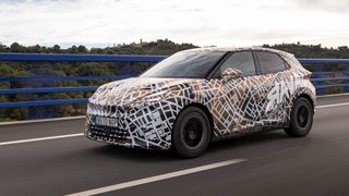 Vier Meter lang, aber mit den Fahreigenschaften eines Sportlers – die Testfahrt im Cupra Raval verspricht Verkaufsspaß für die Händler.  (Bild: Seat via aum)