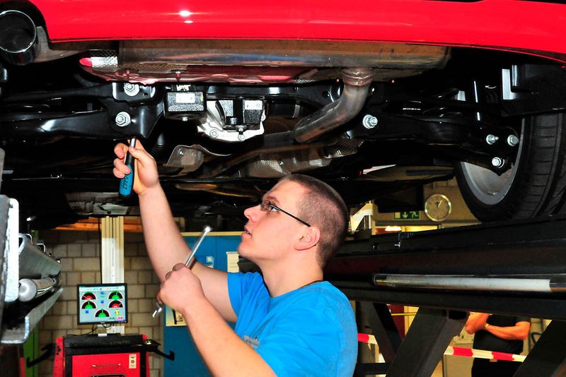 Oleksii Moskvychef aus Thüringen beim Einstellen des Fahrwerks. (Schmidt)