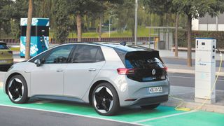 Bis zu 9.000 Euro Förderung können Käufer von rein elektrischen Fahrzeugen vom BAFA erhalten. Diesen Betrag dürfen Händler aber nicht einfach vom Kaufpreis abziehen und damit werben.  (Bild: Volkswagen)