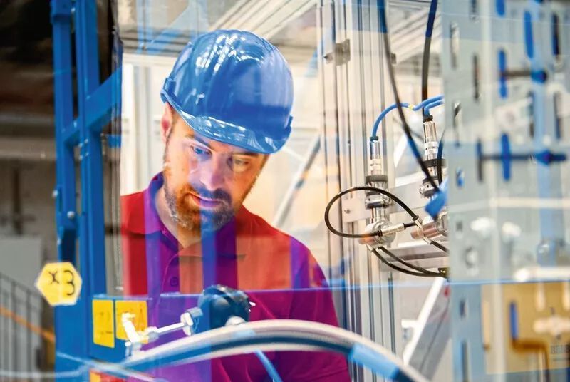 Power-to-X wird erwachsen: Mit OME stünde eine Alternative zum Diesel zur Verfügung, die nicht nur sauberer verbrennt, sondern auch nachhaltig produziert werden kann. Passende Verfahren gibt es schon, zeigt ein Projekt am Campus Straubing. (Bild: Jan Troeschel/TUM)