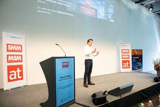 Raphaël Müller, Head of Industrial Solutions bei der Brütsch/Rüegger Werkzeuge AG, stellte provokativ die Frage: «Es wird viel über Digitalisierung gesprochen, aber sind wir in kritischen Situationen wirklich effizienter?»(Bild:  Thomas Entzeroth)