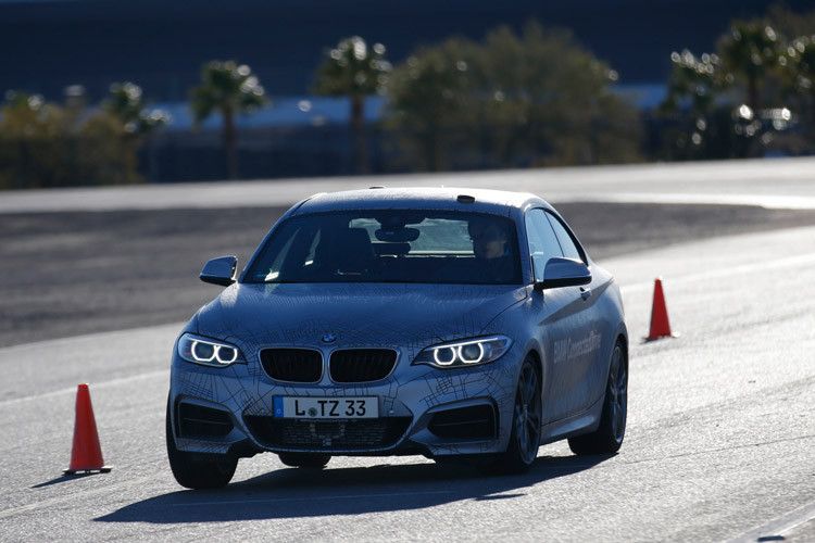 Das Autorast durch den Slalomkurs... (Foto: BMW)