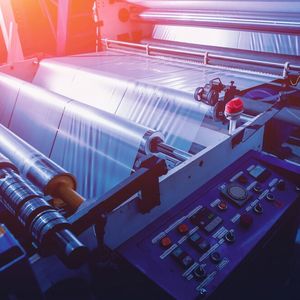 Typical application for ionizing devices: Wrapping films.(Picture: © Adobe Stock/SMC)