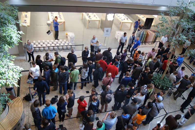 Wer in der Reihe weit vorne stand, konnte schon früh einen Blick in den Laden werfen. (Archiv: Vogel Business Media)