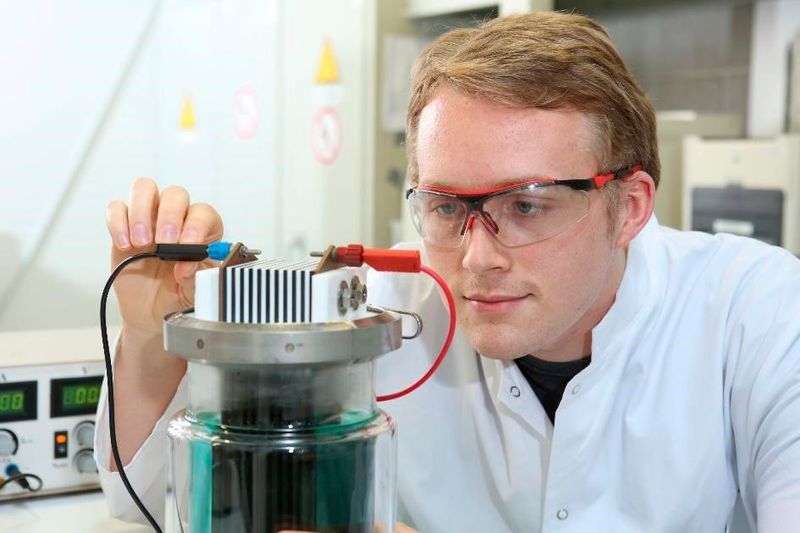 Ein Mitarbeiter der AG Waldvogel mit Elektrolyseapparatur (Alexander Sell)