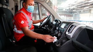 Auch bei an Spitzentagen im Weihnachtsgeschäft bis zu 2,5 Mio. erwarteten Paketsendungen täglich gelten bei DPD – wie in den vergangenen Monaten – strenge Abstands- und Hygienemaßnahmen. (DPD)