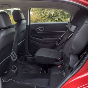 Die hinteren Sitze lassen sich nicht nur umklappen, sondern ähnlich wie in einem Kino auch hochklappen.(Bild:  Honda)