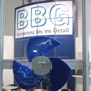 BBG auf der Composites Europe 2015: Mit dabei ist dieser Leichtbau-Industrie-Ventilator, der das Messeareal zu dominieren scheint.