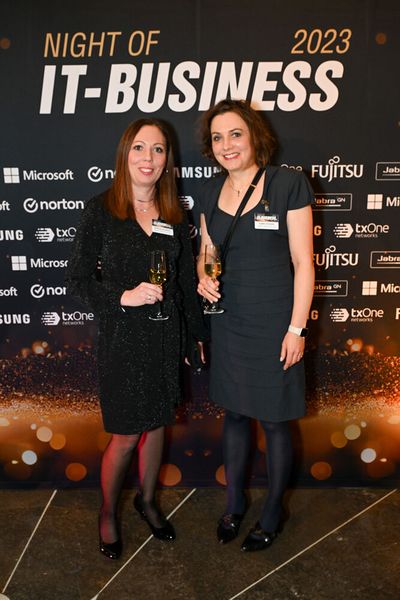 Stefanie Gundlach und Judith Öchsner (dexxIT) fragen sich, in welcher Kategorie sie heute gewinnen werden. (Bild: Hannes Magerstädt)