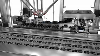 Die Ventilsets werden aus der Assemblierung über Produkt­träger automatisch dem Verpackungsprozess zugeführt. (MULTIVAC)