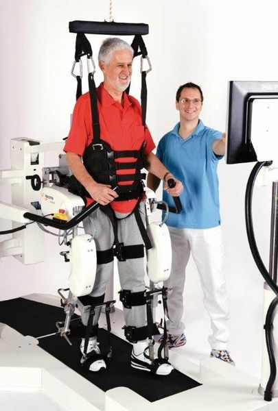 Der Lokomat automatisiert die Gangtherapie auf dem Laufband und ermöglicht so ein intensives und repetitives Training. (Bild: Hocoma)
