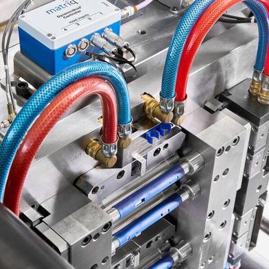 Partner project of Arburg, Matriq and Kebo at Fakuma 2026: An Allrounder 570 A produces auto-injector housings with Data Matrix codes applied directly in the mould.  (Source: Arburg)