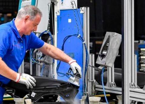 Im Oktober 2024 hat der VDA den letzten Wert des Stimmungsbarometers mit Blick auf die deutschen Automobilzulieferer vorgelegt. Jetzt gibt es Neues! Demnach ist der Druck, den das Barometer nun zeigt, deutlich höher. Es gibt Investitionsstau und Pläne zu Verlagerungen. (Bild:  TXXZ)